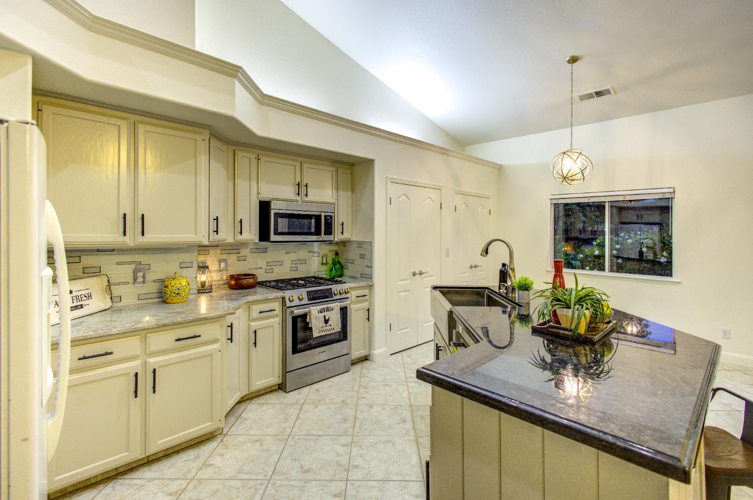 713 Magnolia Ave, Clovis, CA 93611