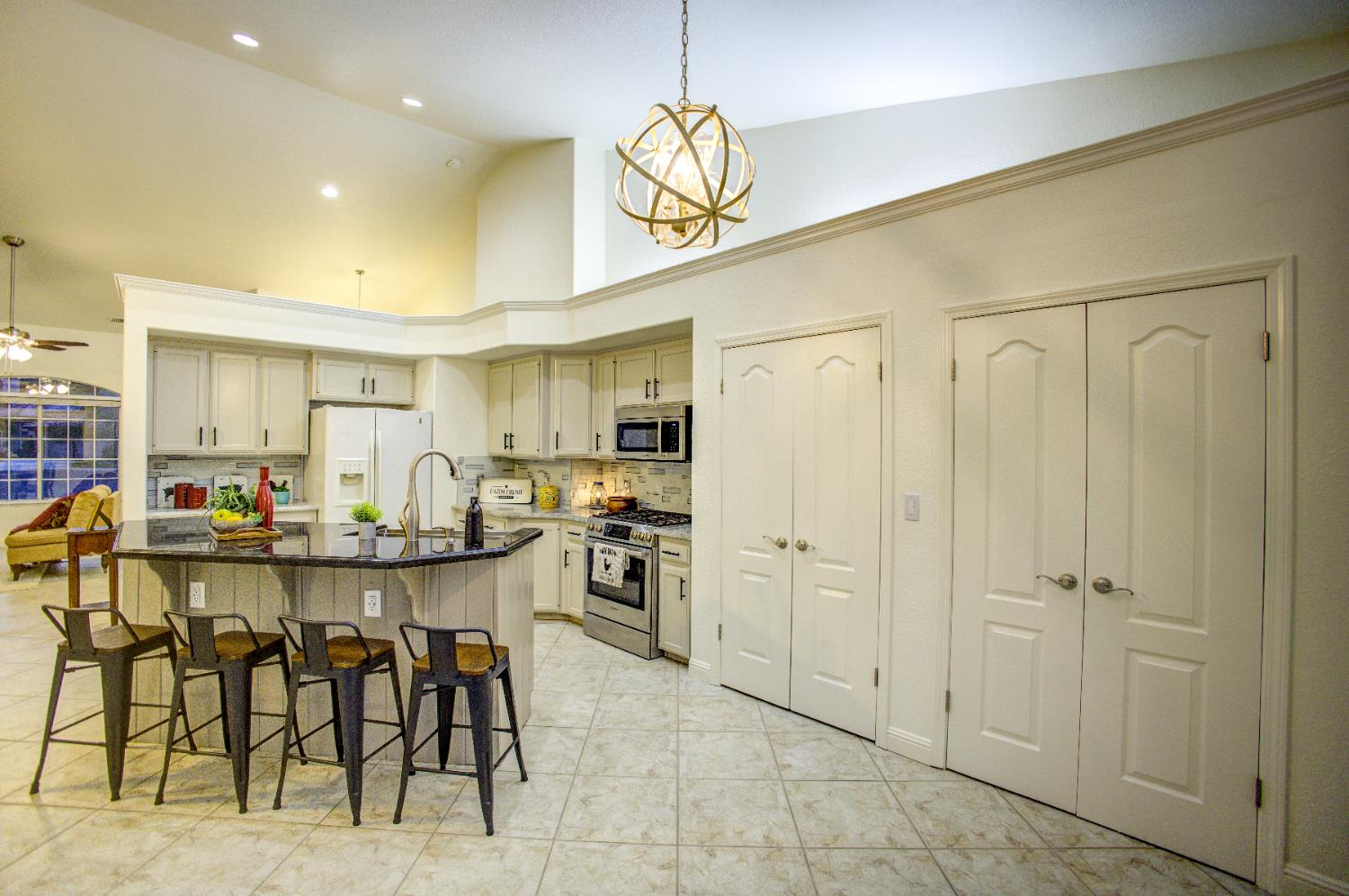 713 Magnolia Ave, Clovis, CA 93611