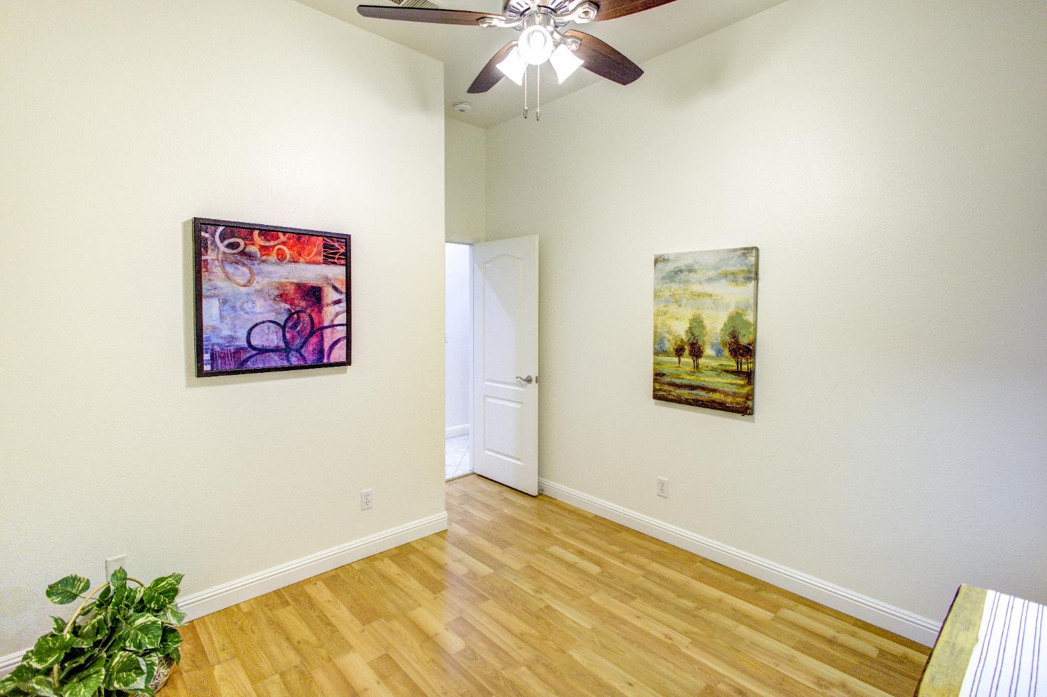 713 Magnolia Ave, Clovis, CA 93611
