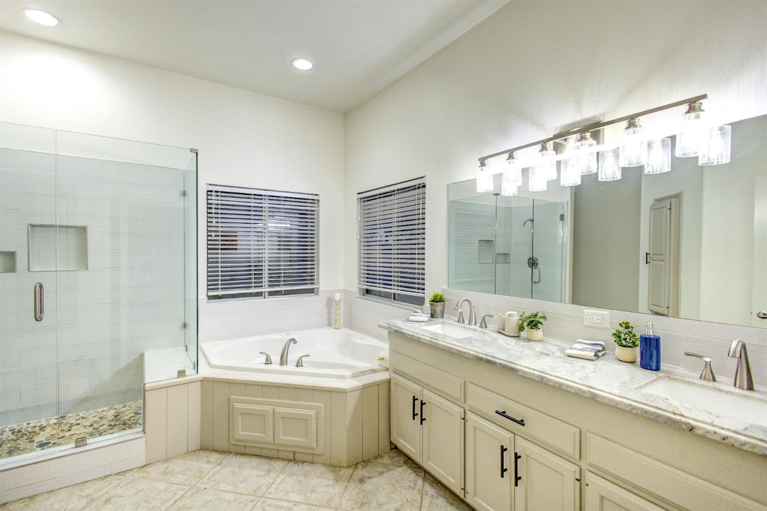 713 Magnolia Ave, Clovis, CA 93611