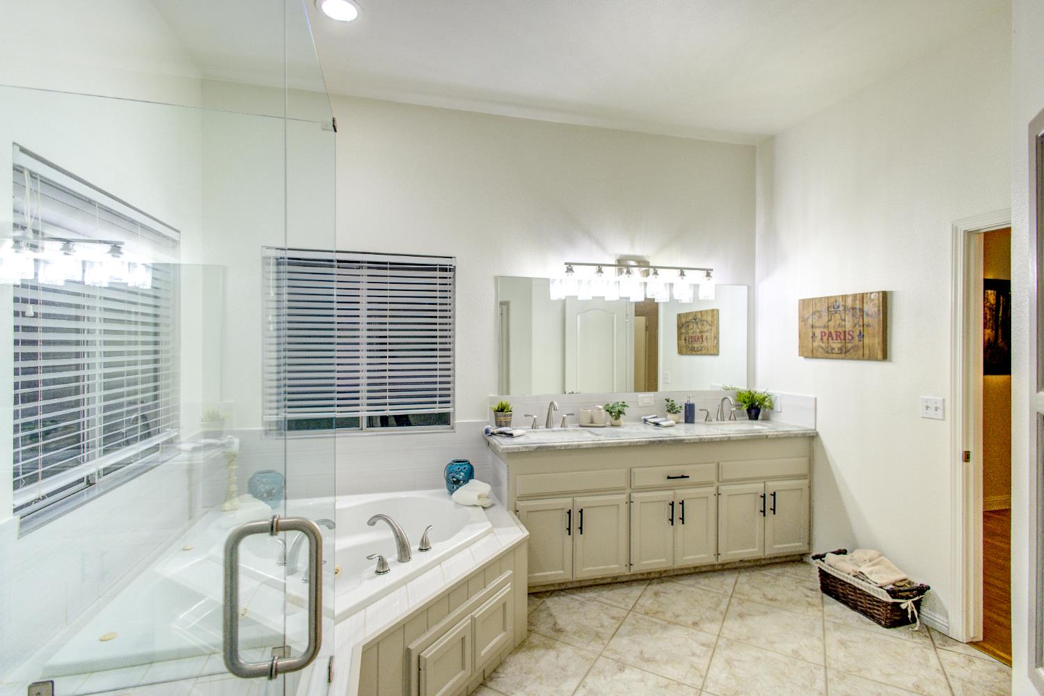 713 Magnolia Ave, Clovis, CA 93611