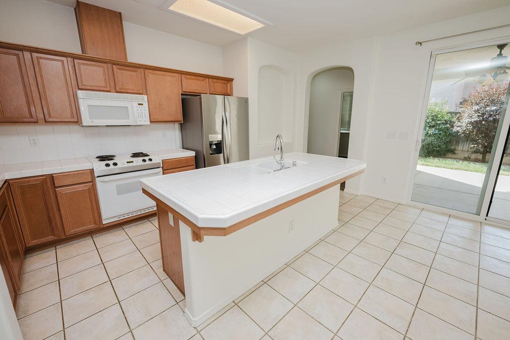 710 W Lisbon Ln, Clovis, CA 93619