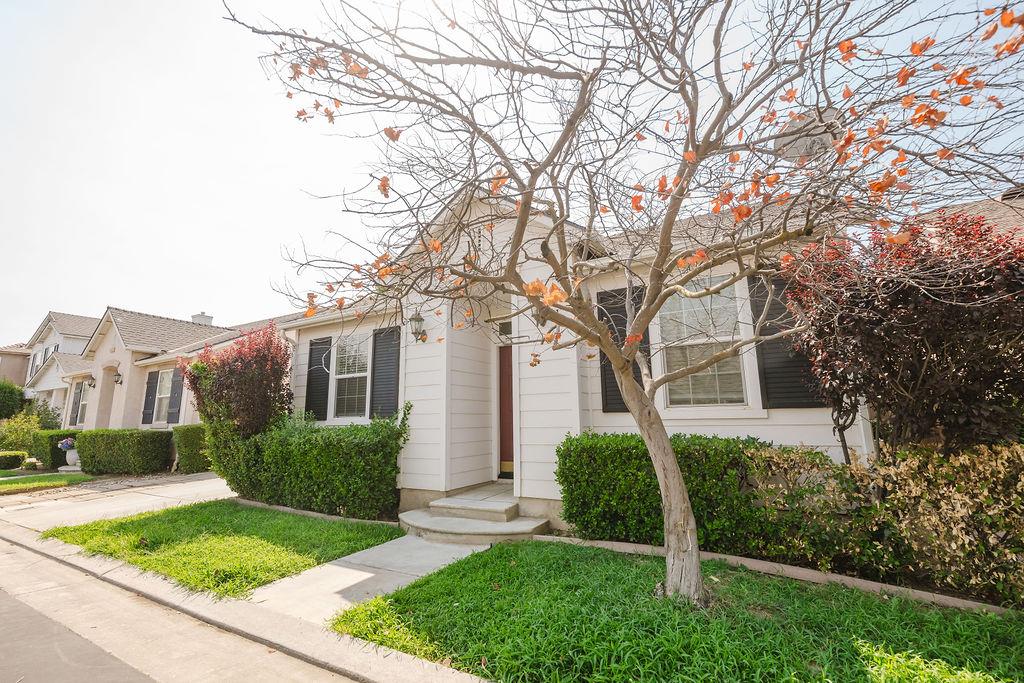 710 W Lisbon Ln, Clovis, CA 93619