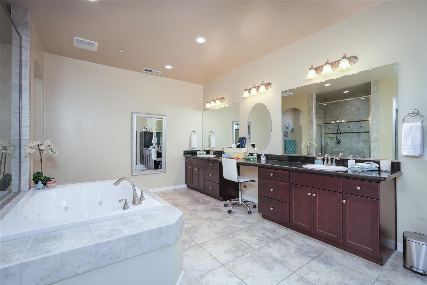 1117 Encino Ave, Clovis, CA 93619