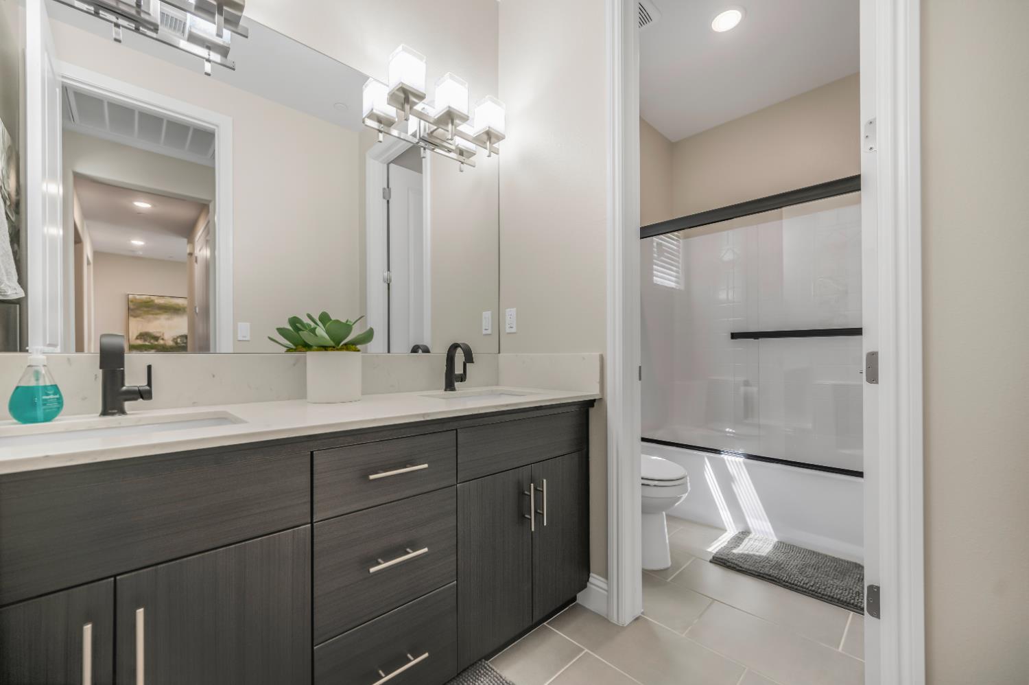 4066 Buckingham Ave, Clovis, CA 93619