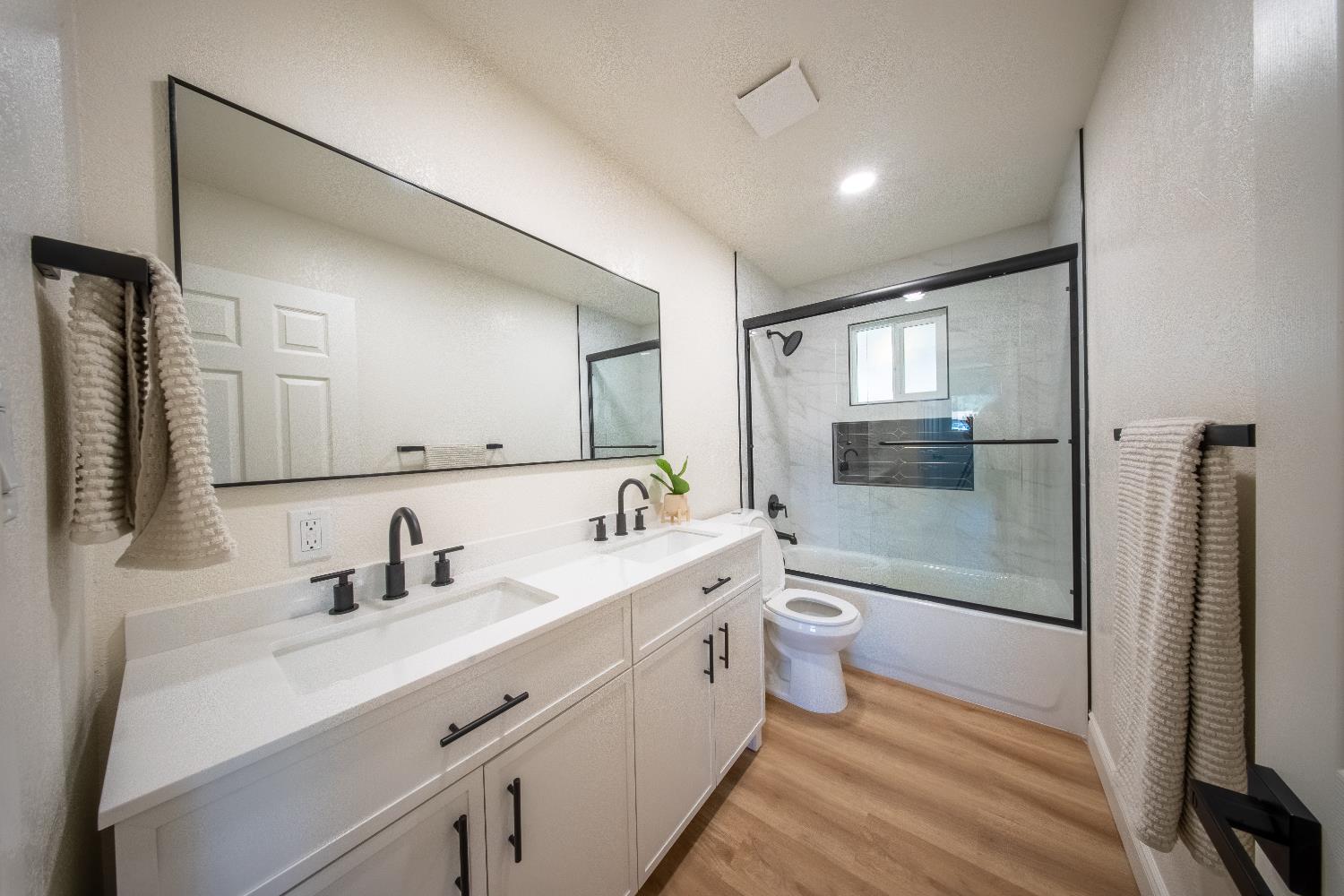 608 W Gettysburg Ave, Clovis, CA 93612