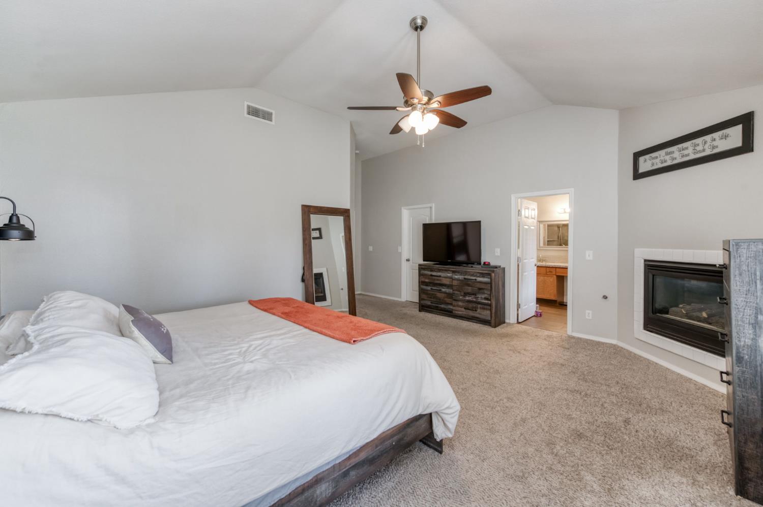 2334 Sierra Madre Ave, Clovis, CA 93611