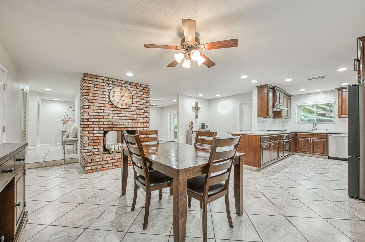 1091 Sierra Ave, Clovis, CA 93612