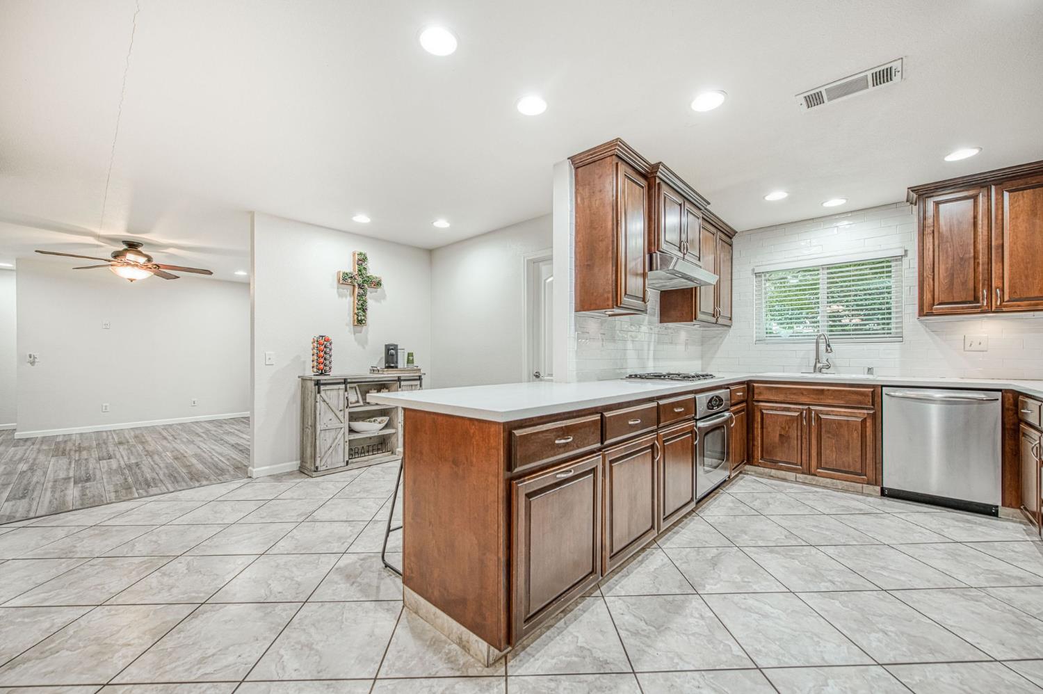 1091 Sierra Ave, Clovis, CA 93612