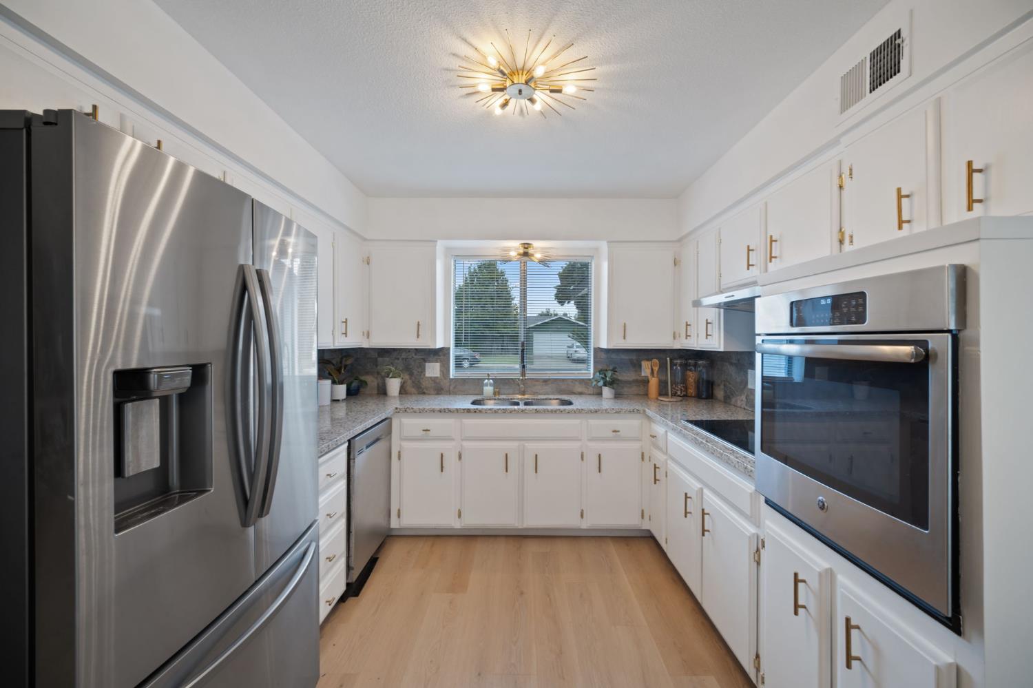 2932 Claremont Ave, Clovis, CA 93611