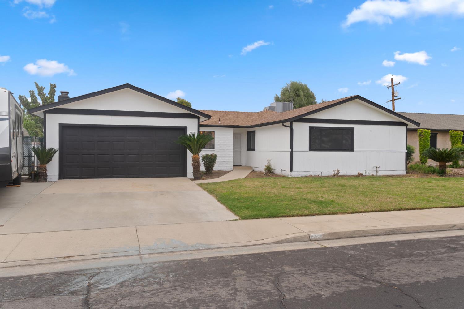 2932 Claremont Ave, Clovis, CA 93611