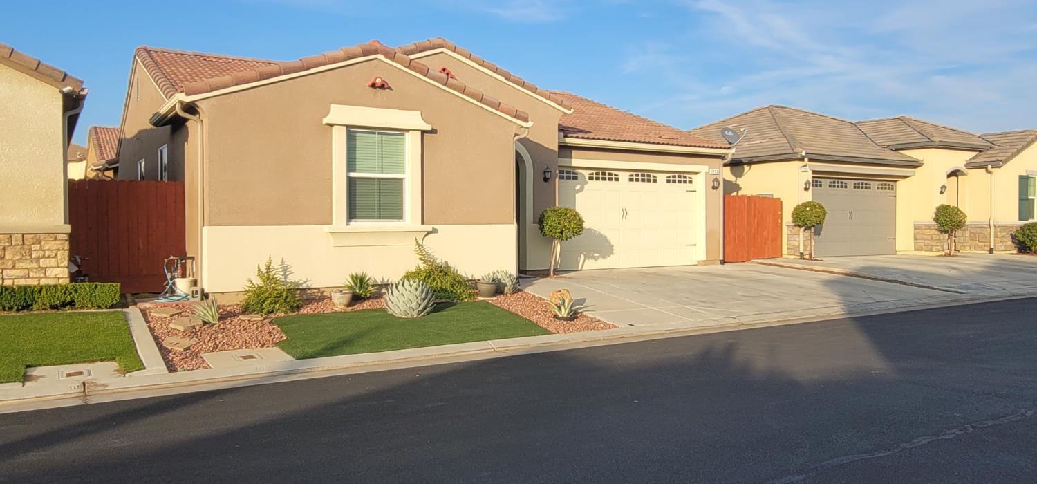2153 Lombard Ln, Clovis, CA 93619