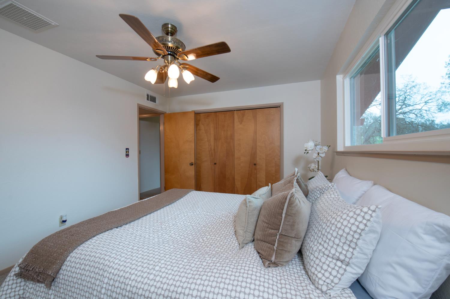 21256 Tollhouse Rd, Clovis, CA 93619