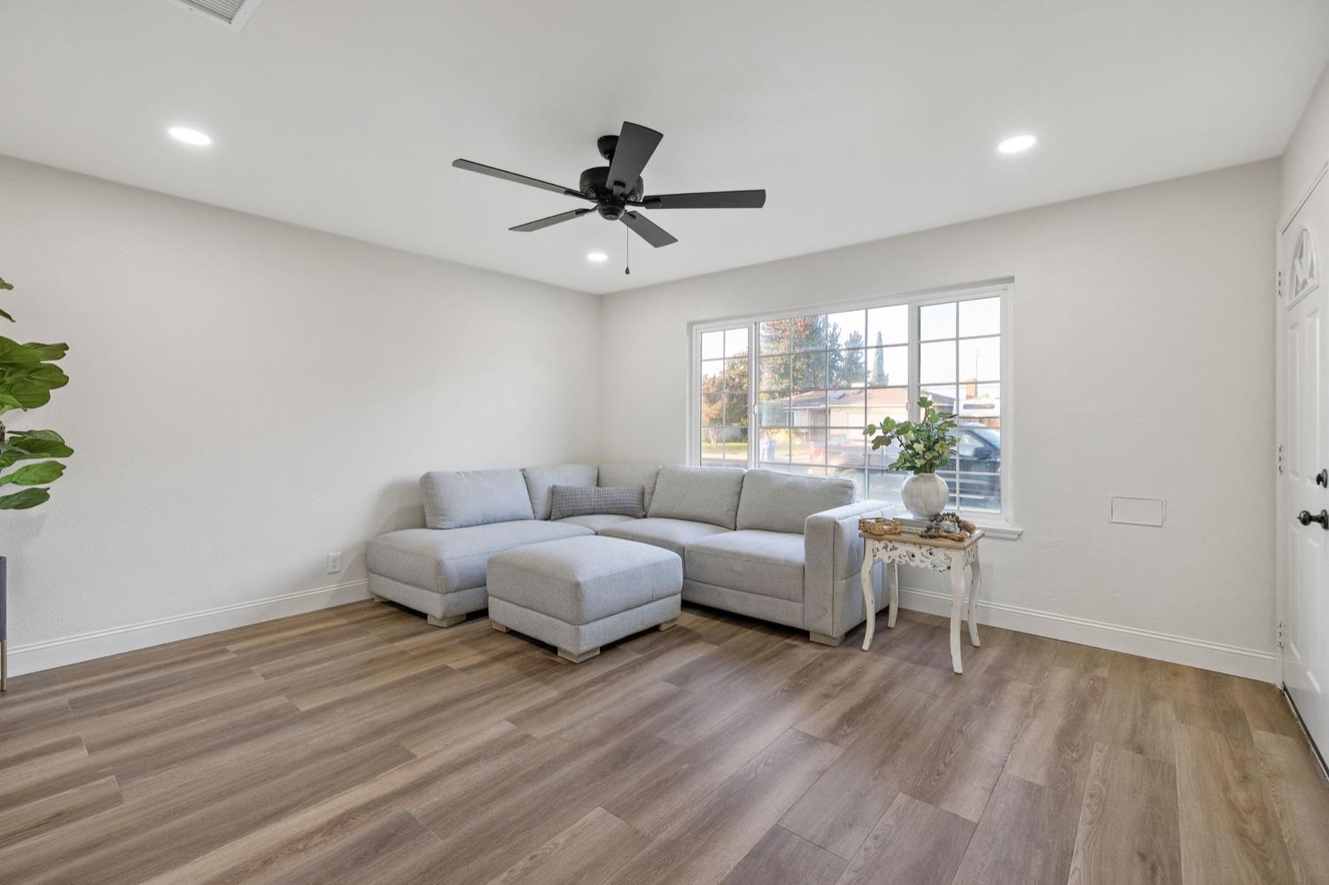 552 W Rialto Ave, Clovis, CA 93612