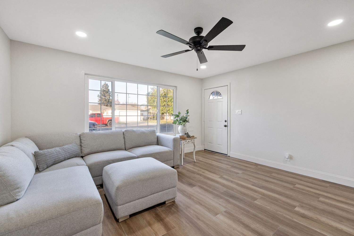 552 W Rialto Ave, Clovis, CA 93612