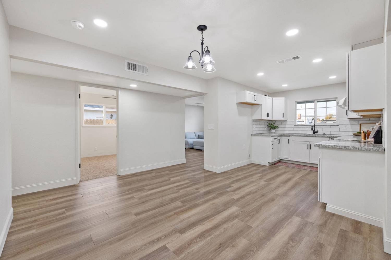 552 W Rialto Ave, Clovis, CA 93612