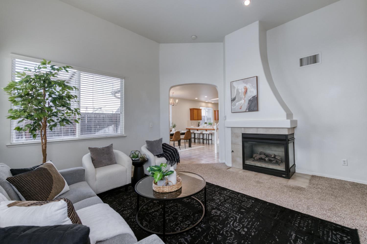 673 W Fontaine Ln, Clovis, CA 93619