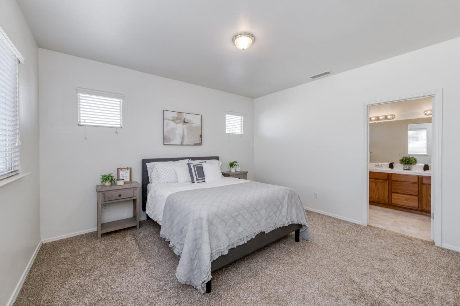 673 W Fontaine Ln, Clovis, CA 93619