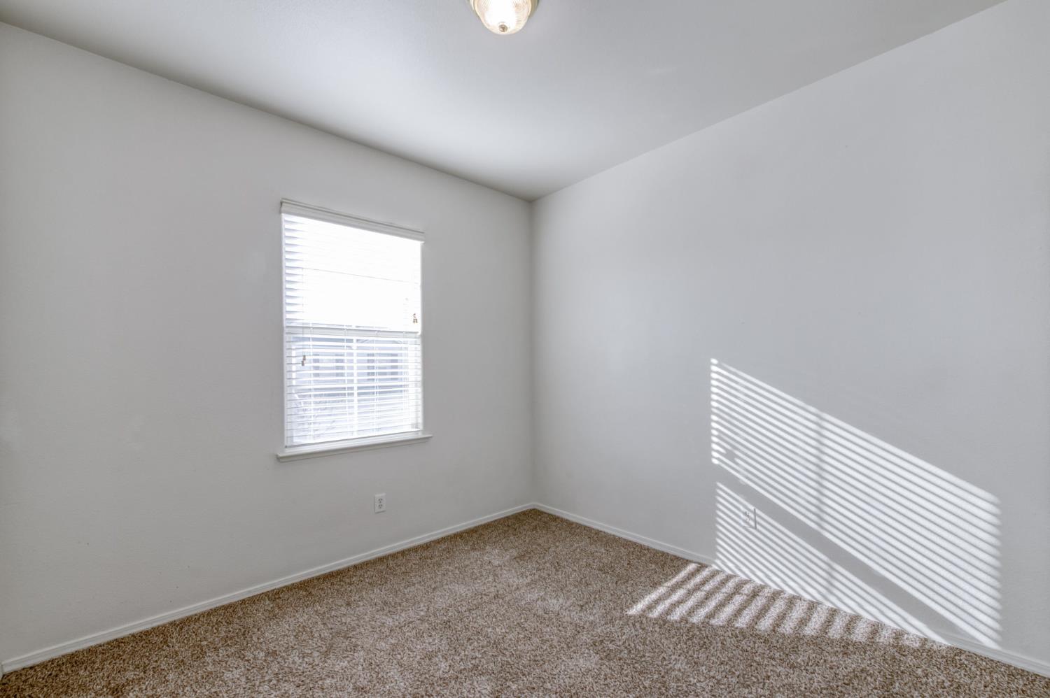 673 W Fontaine Ln, Clovis, CA 93619