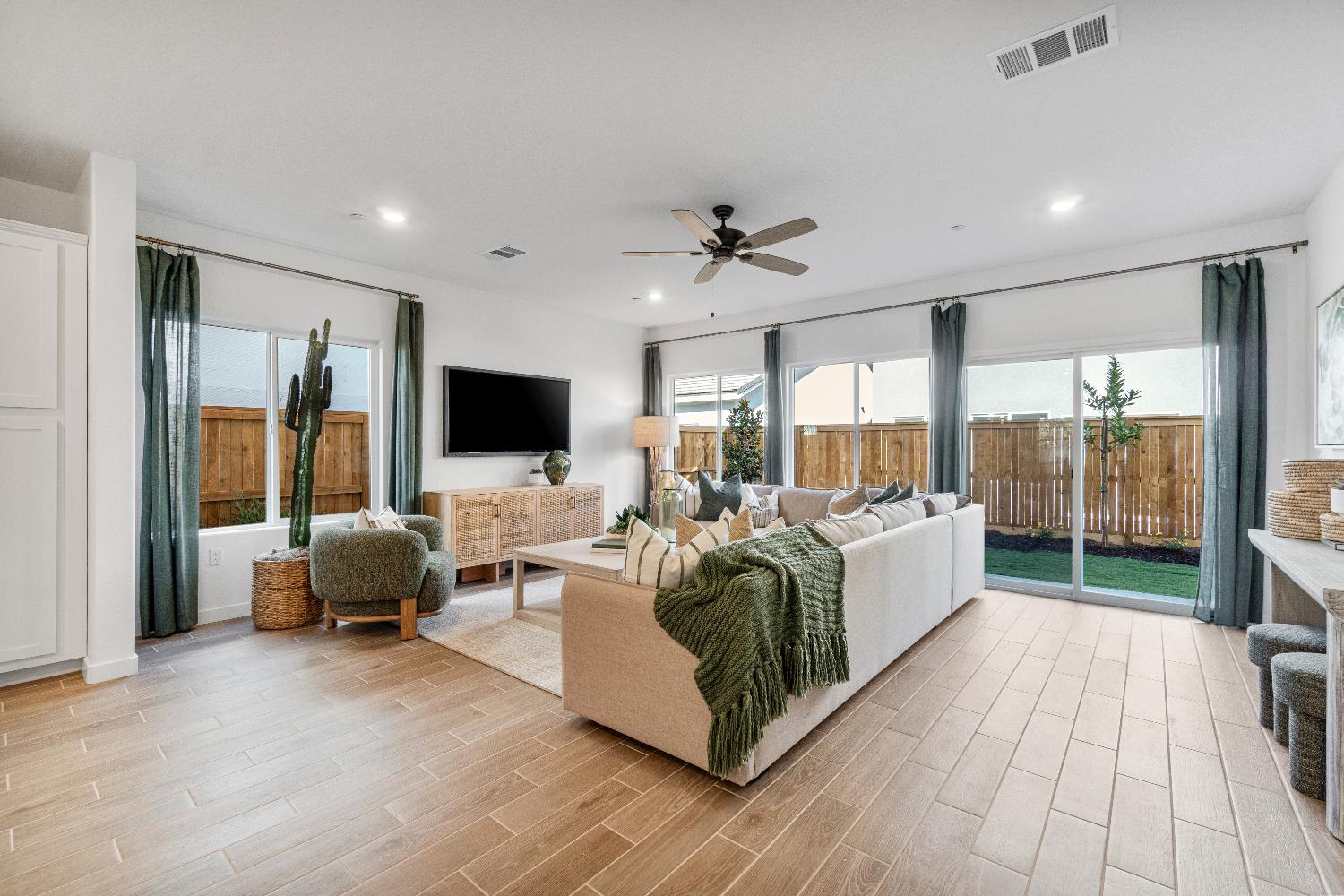 1053 Springtime Ave, Clovis, CA 93619