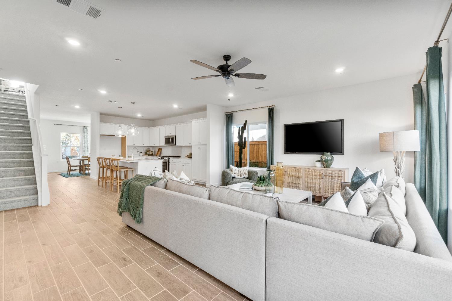 1053 Springtime Ave, Clovis, CA 93619