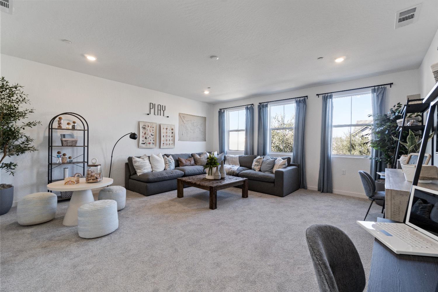 1046 Springtime Ave, Clovis, CA 93619