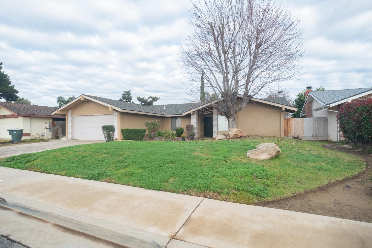 1855 Vartikian Ave, Clovis, CA 93611