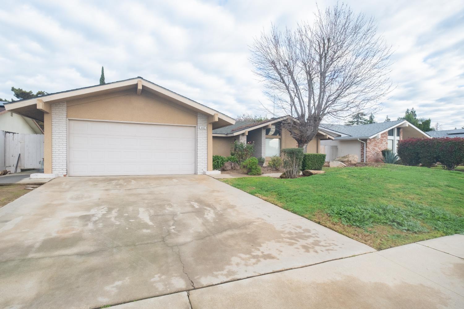 1855 Vartikian Ave, Clovis, CA 93611