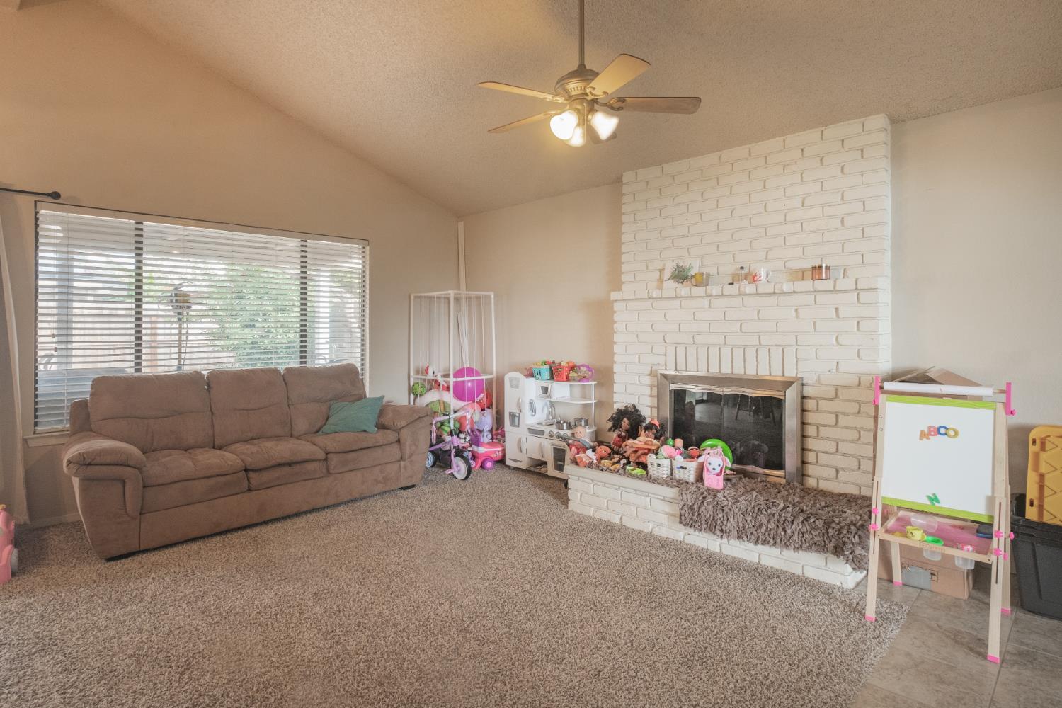 1855 Vartikian Ave, Clovis, CA 93611