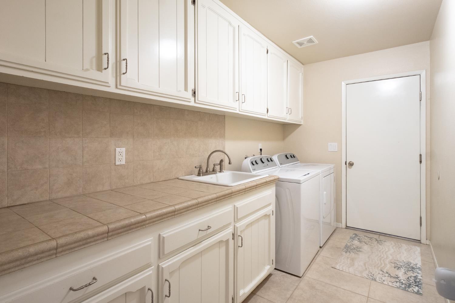 1855 Vartikian Ave, Clovis, CA 93611