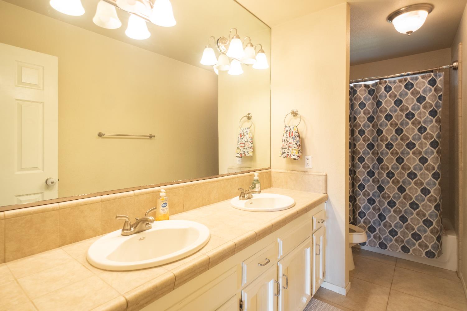 1855 Vartikian Ave, Clovis, CA 93611