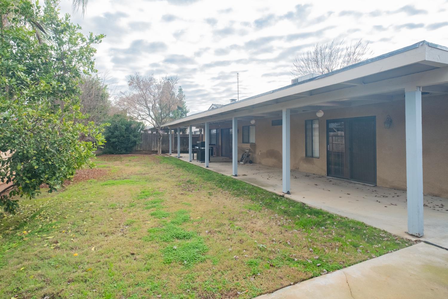 1855 Vartikian Ave, Clovis, CA 93611