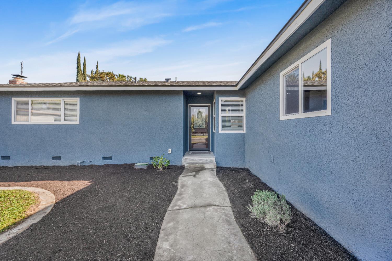 1521 Stanford Ave, Clovis, CA 93611