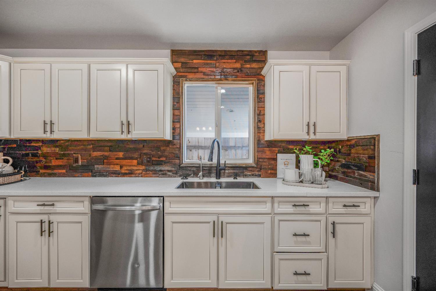 1521 Stanford Ave, Clovis, CA 93611