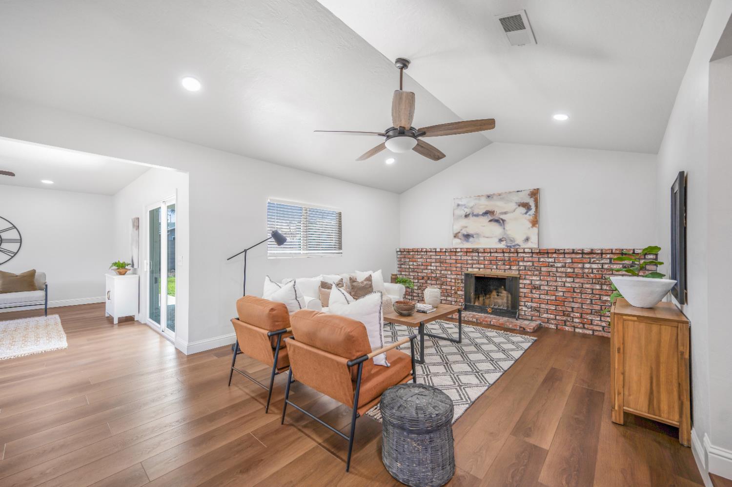 1521 Stanford Ave, Clovis, CA 93611