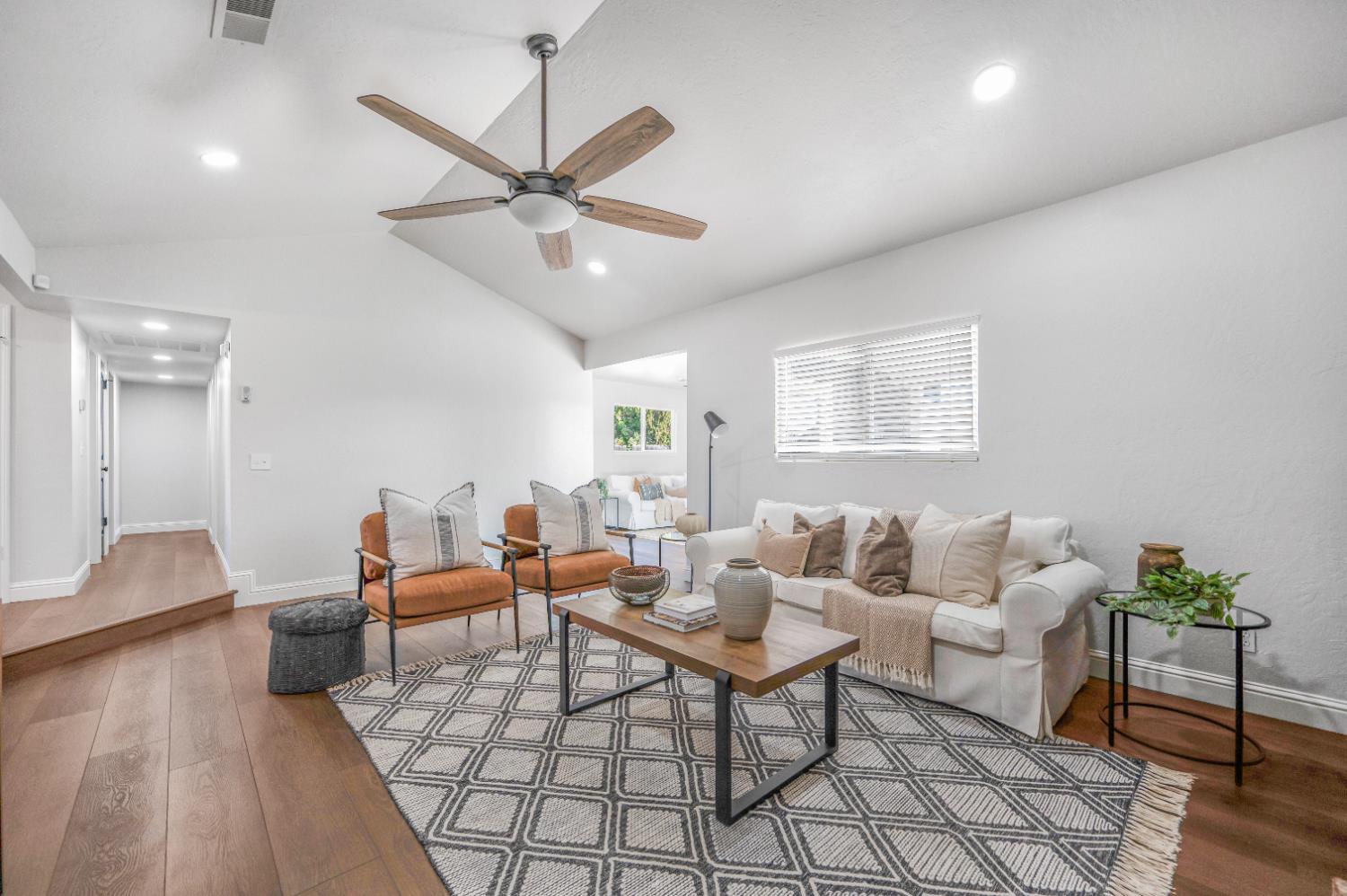 1521 Stanford Ave, Clovis, CA 93611