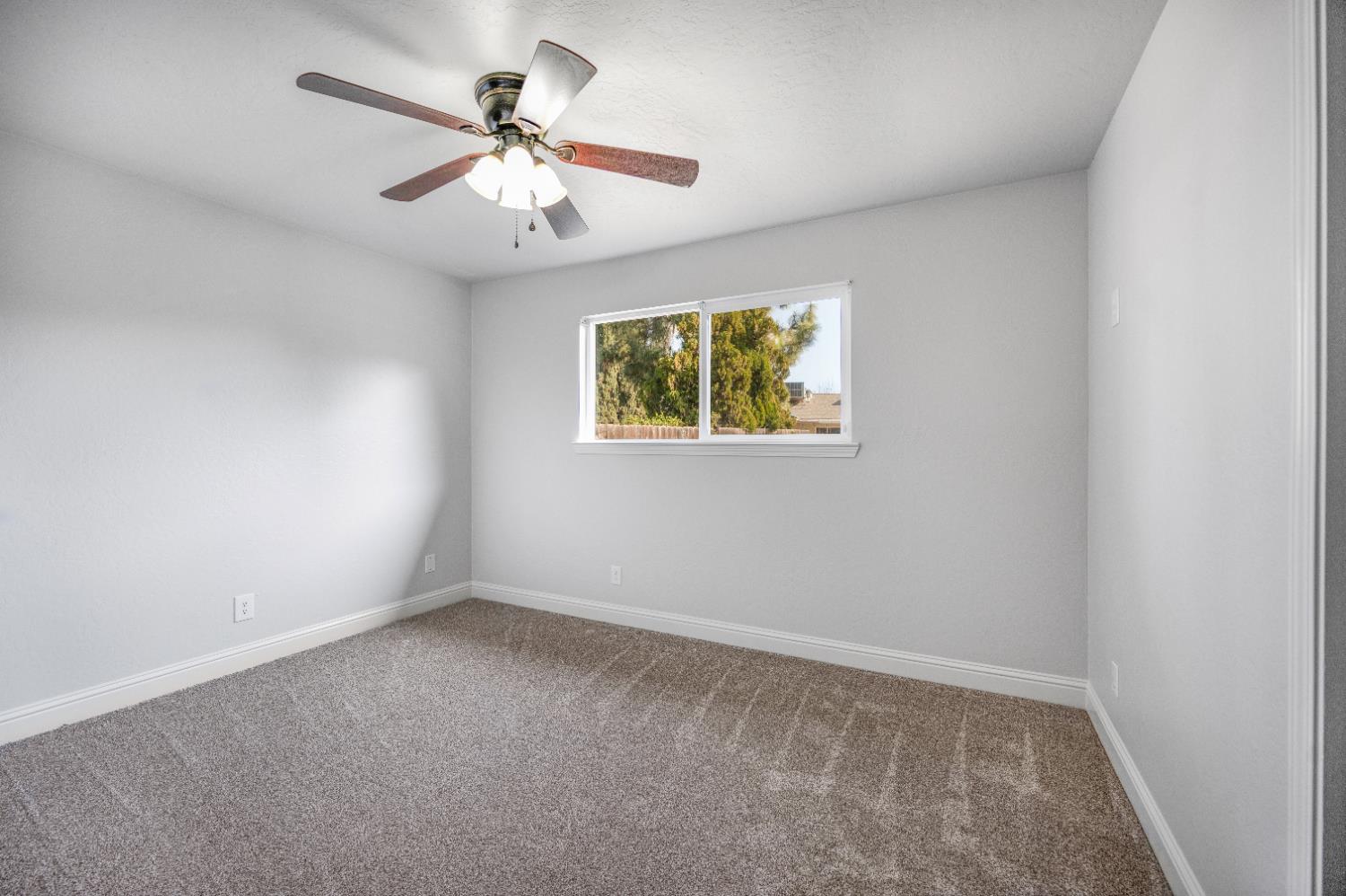 1521 Stanford Ave, Clovis, CA 93611