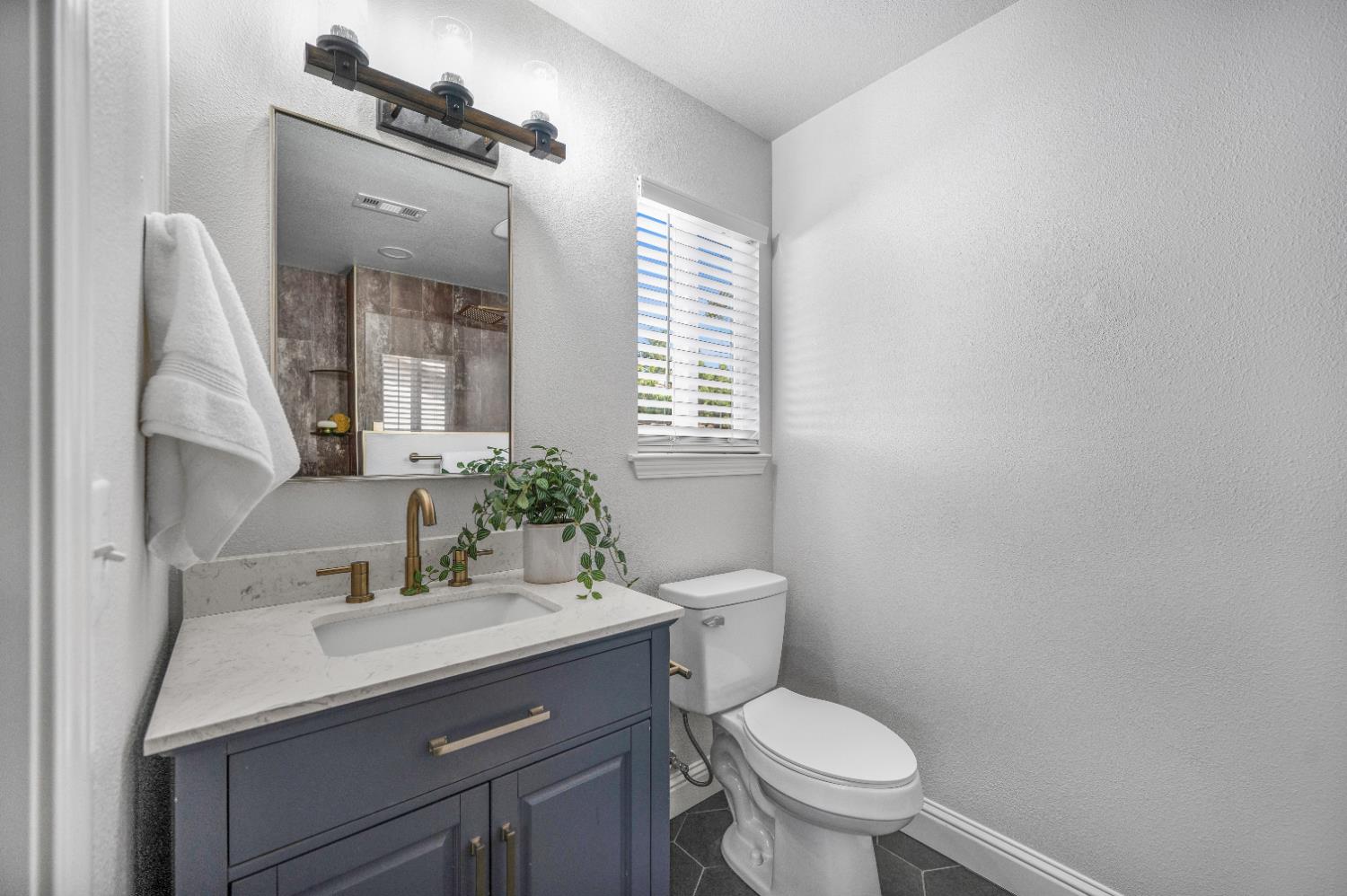 1521 Stanford Ave, Clovis, CA 93611