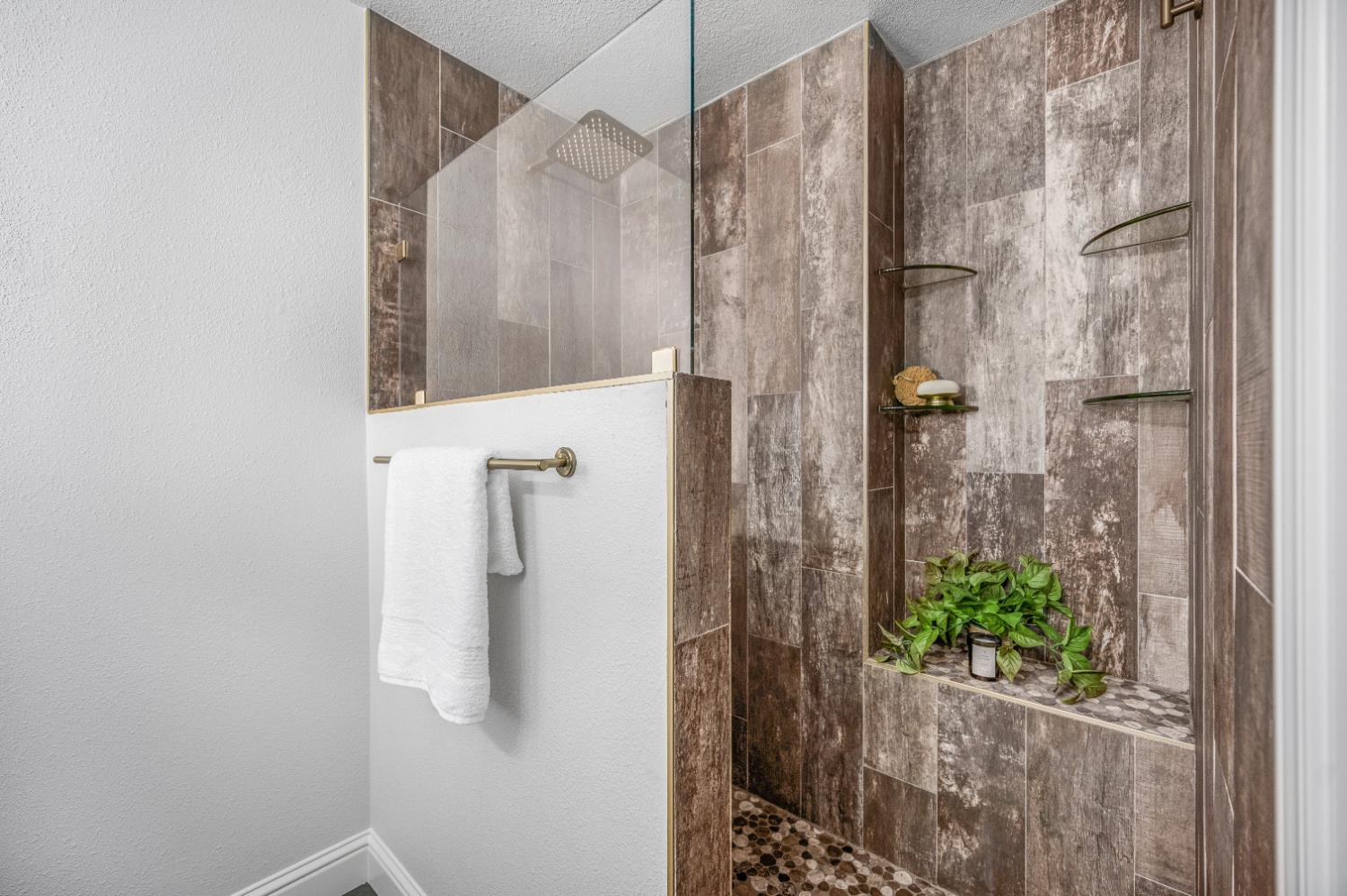 1521 Stanford Ave, Clovis, CA 93611