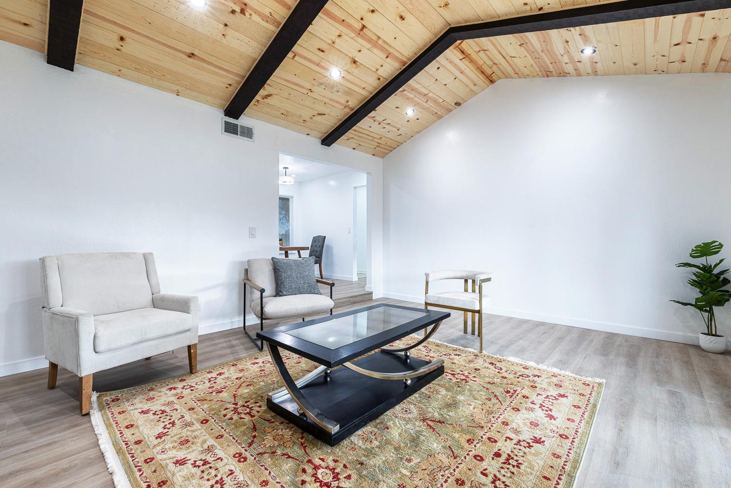 1622 Dennis Ave, Clovis, CA 93611