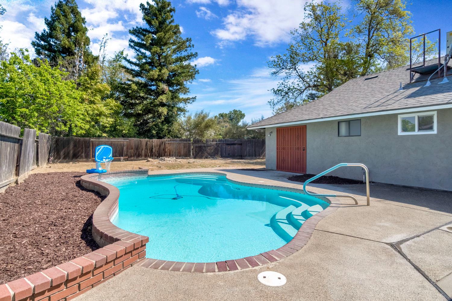 3099 Ezie Ave, Clovis, CA 93611