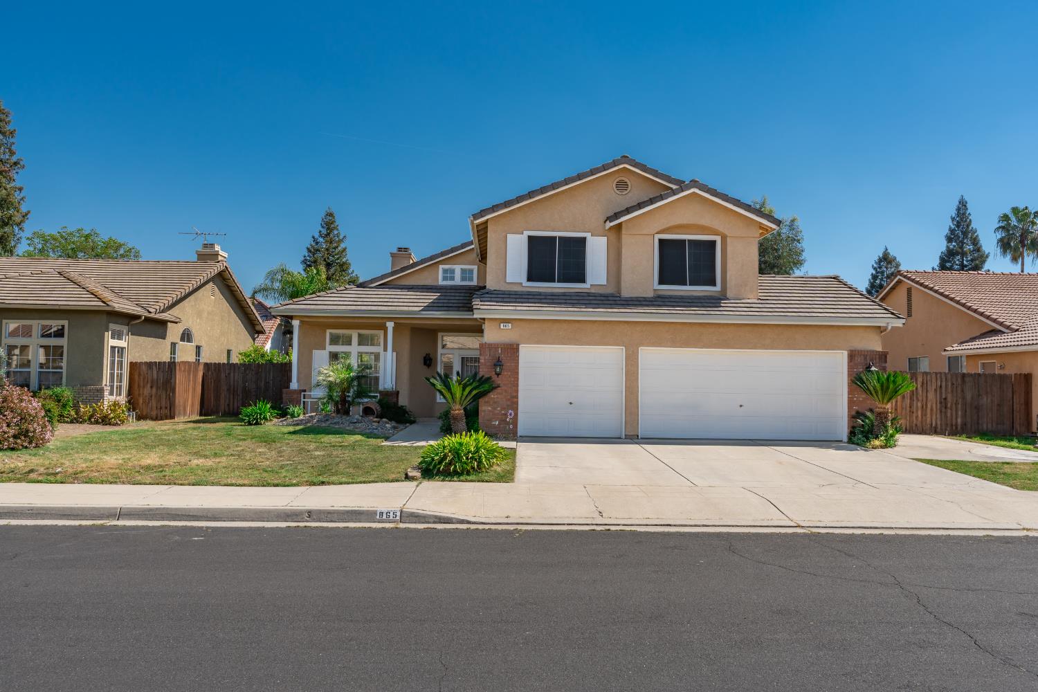 865 McKelvy Ave, Clovis, CA 93611