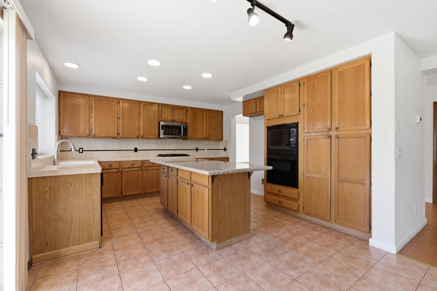 865 McKelvy Ave, Clovis, CA 93611