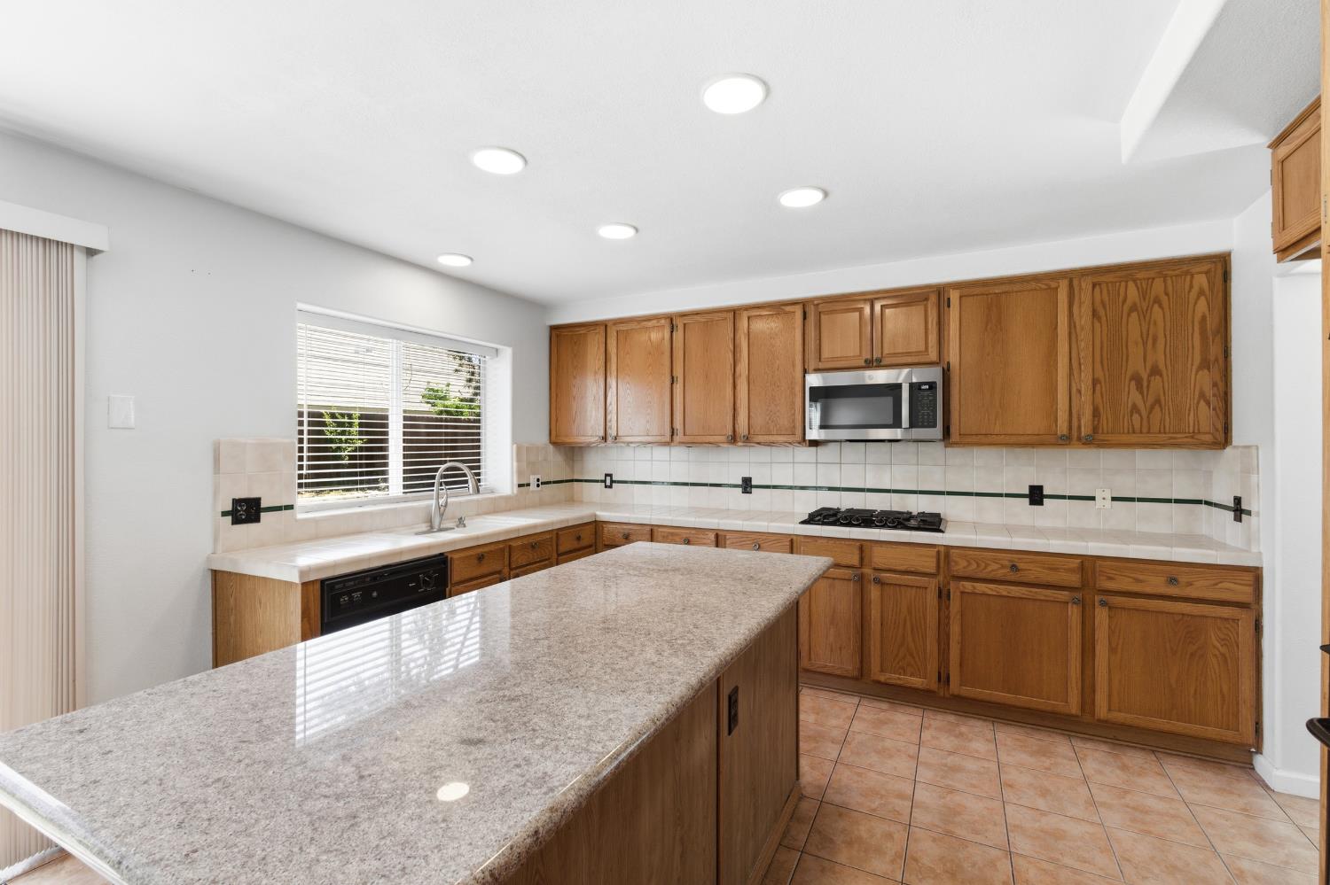 865 McKelvy Ave, Clovis, CA 93611