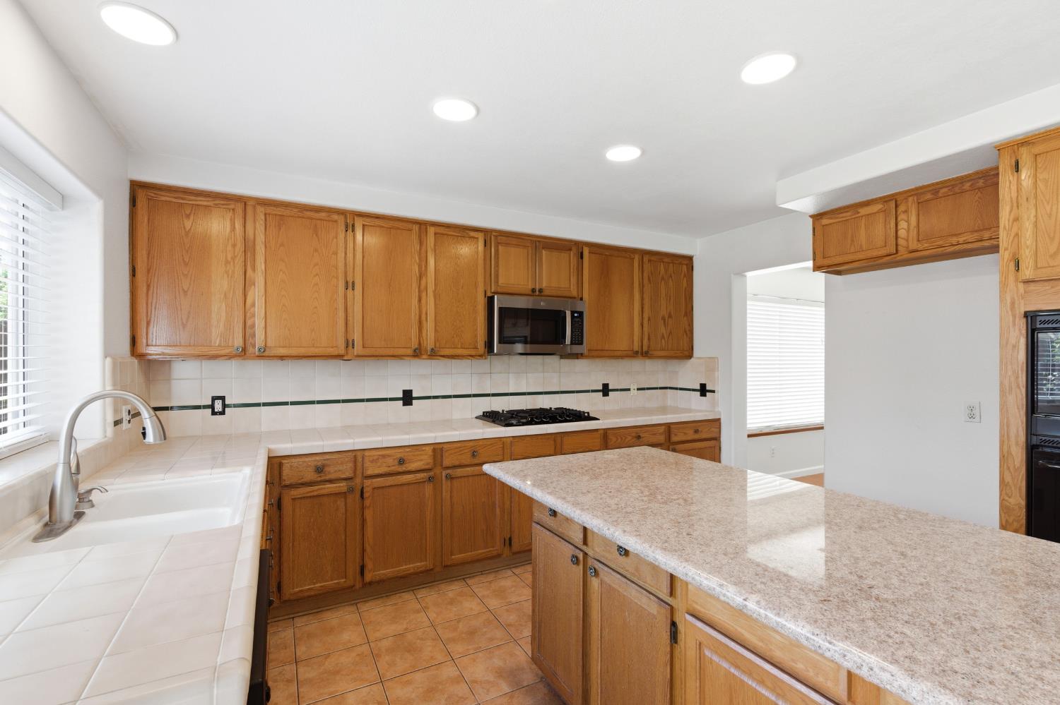 865 McKelvy Ave, Clovis, CA 93611