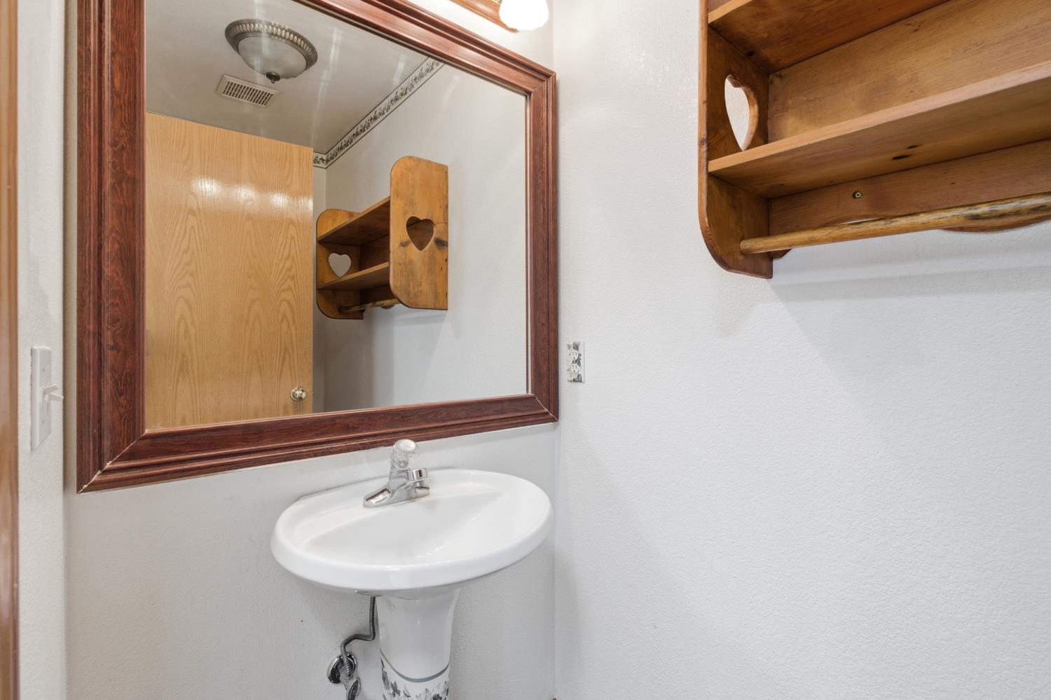 865 McKelvy Ave, Clovis, CA 93611