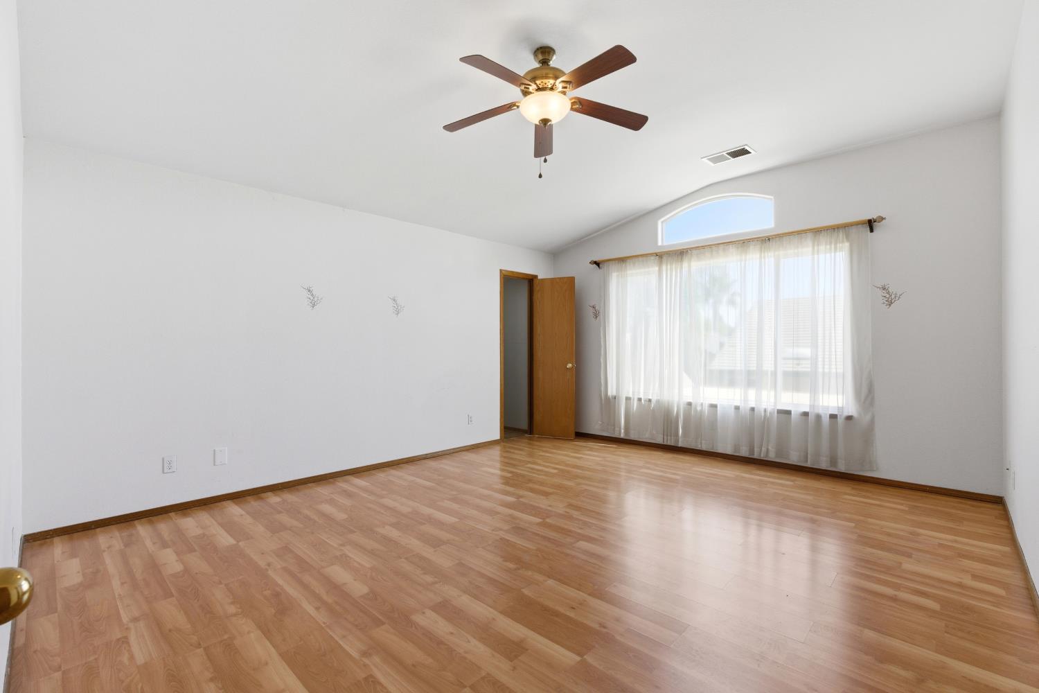 865 McKelvy Ave, Clovis, CA 93611