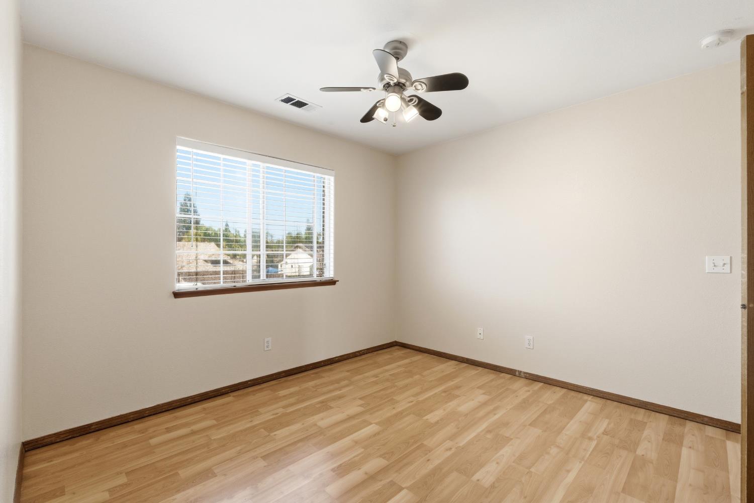 865 McKelvy Ave, Clovis, CA 93611