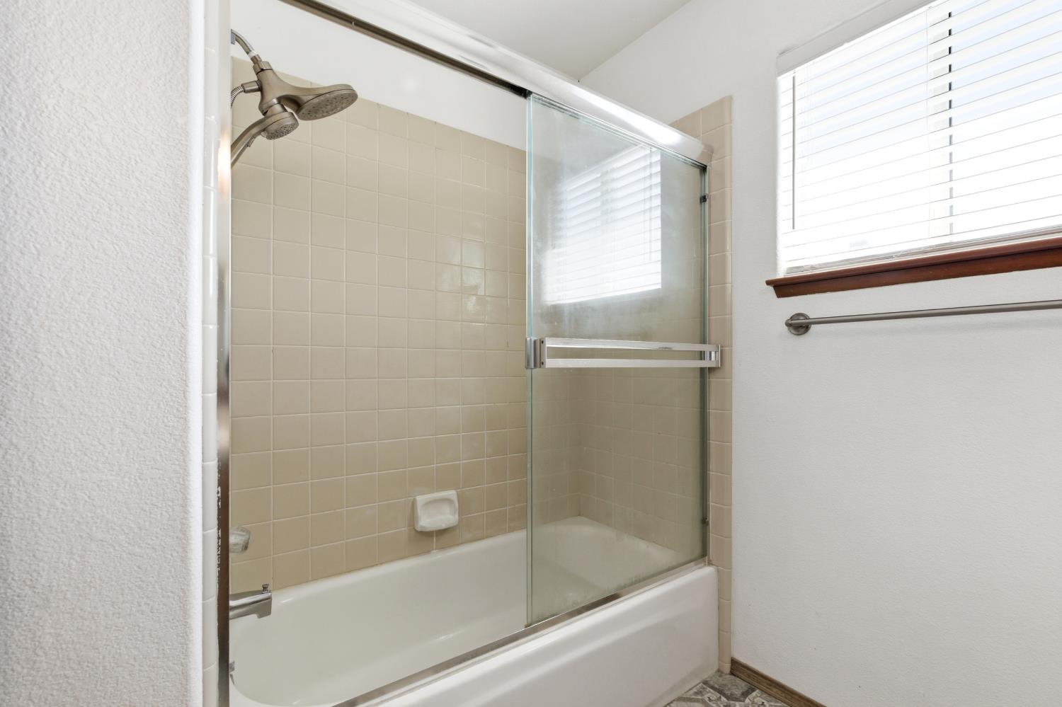 865 McKelvy Ave, Clovis, CA 93611