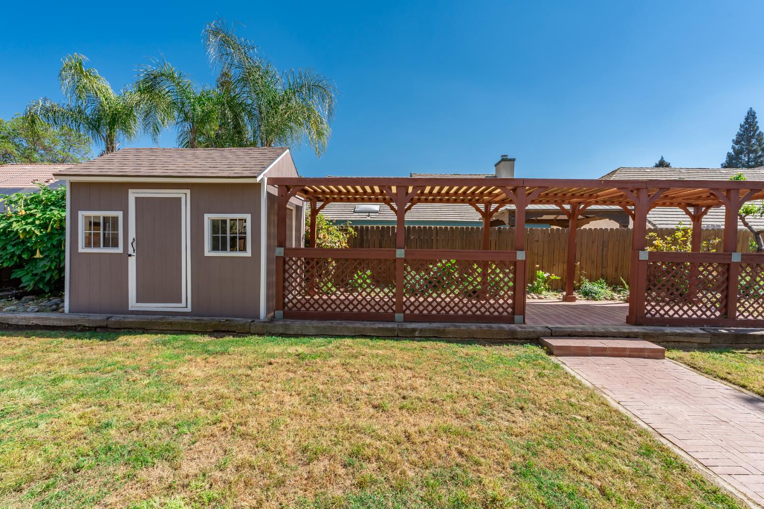 865 McKelvy Ave, Clovis, CA 93611